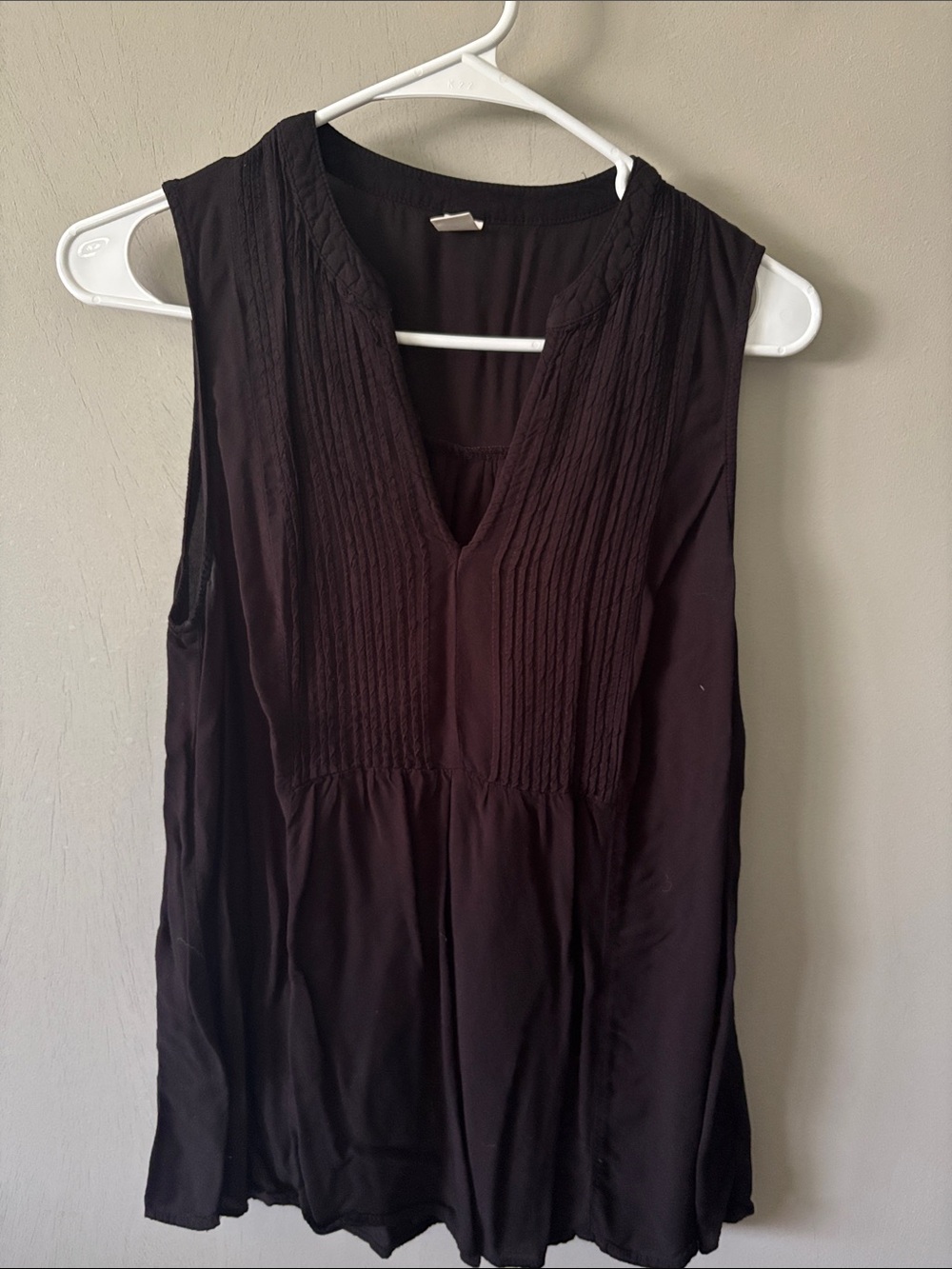 Old Navy Black Sleeveless Pintuck V-Neck Camisole